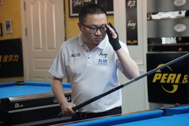 球迷以各种 球迷以各种